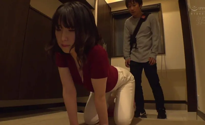 Người phụ nữ nhà bên thiếu thốn và cậu học sinh trúng độc đắc cạnh bên