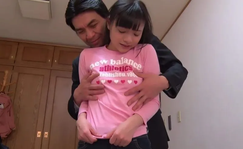 Bố dượng dụ đứa búp bê riêng ngây thơ của vợ