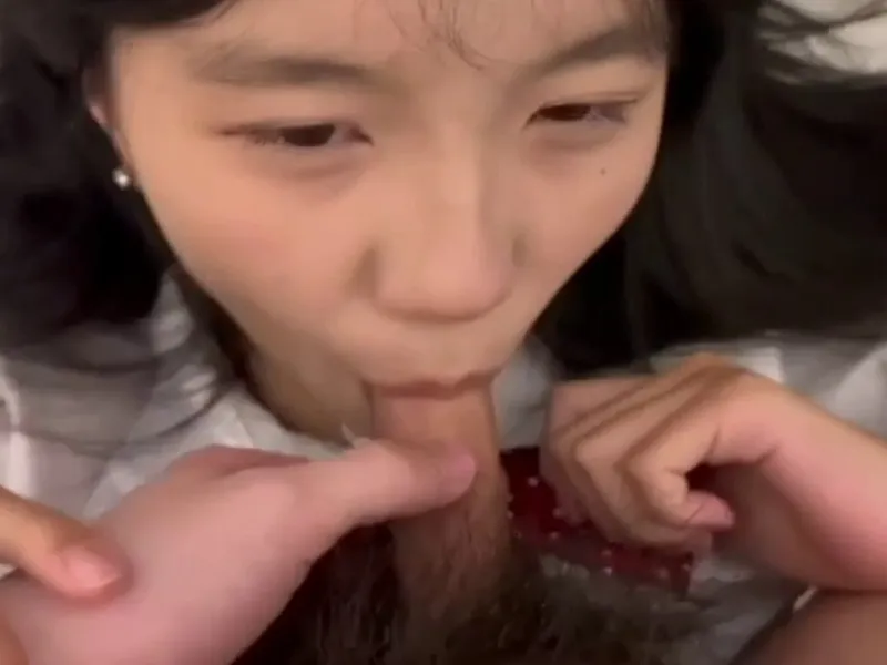 Em loli dễ thương mút thằng nhỏ biến em thành con em đĩ dam dang p2